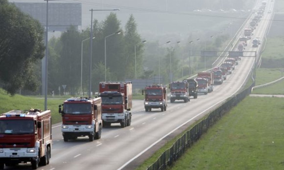 Lenkų ugniagesiai per Lietuvą pasieks Latvijos pasienį, o iš ten vyks toliau į Rusiją