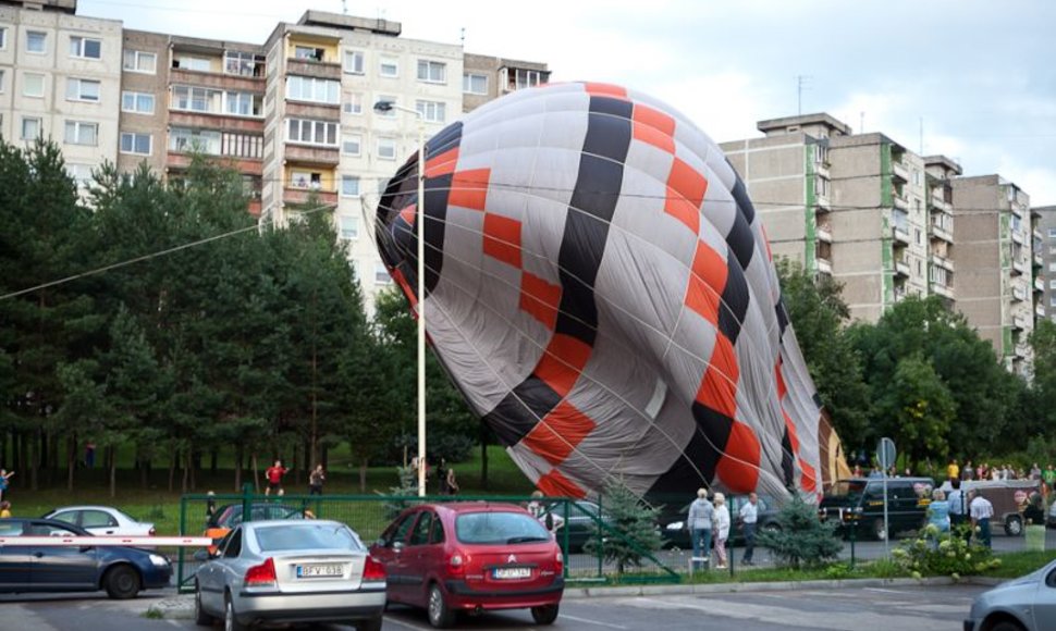 Kaune, Kalniečių ir Ukmergės gatvių sankryžoje, nusileidęs oro balionas