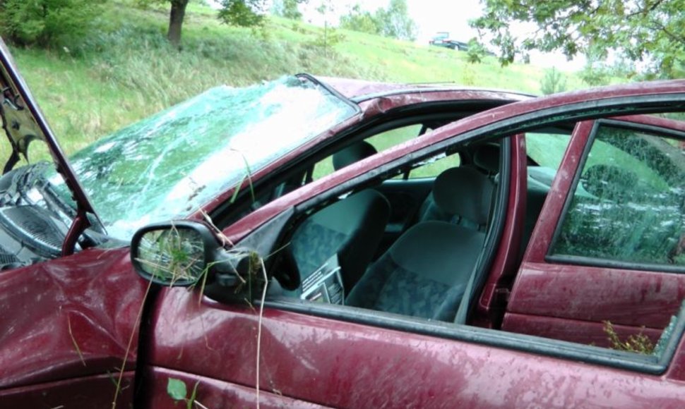 Nuo skardžio nuskridęs automobilis