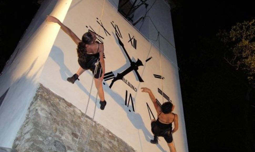 Vertikalus šokis, kurį parodys Italijos modernaus šokio atstovai.