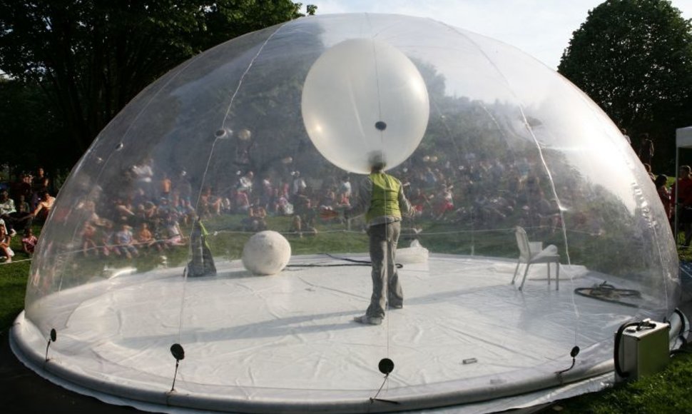 Burbulas spektaklyje tampa metafora, apibūdinančia šiuolaikinio žmogaus gyvenimą. 