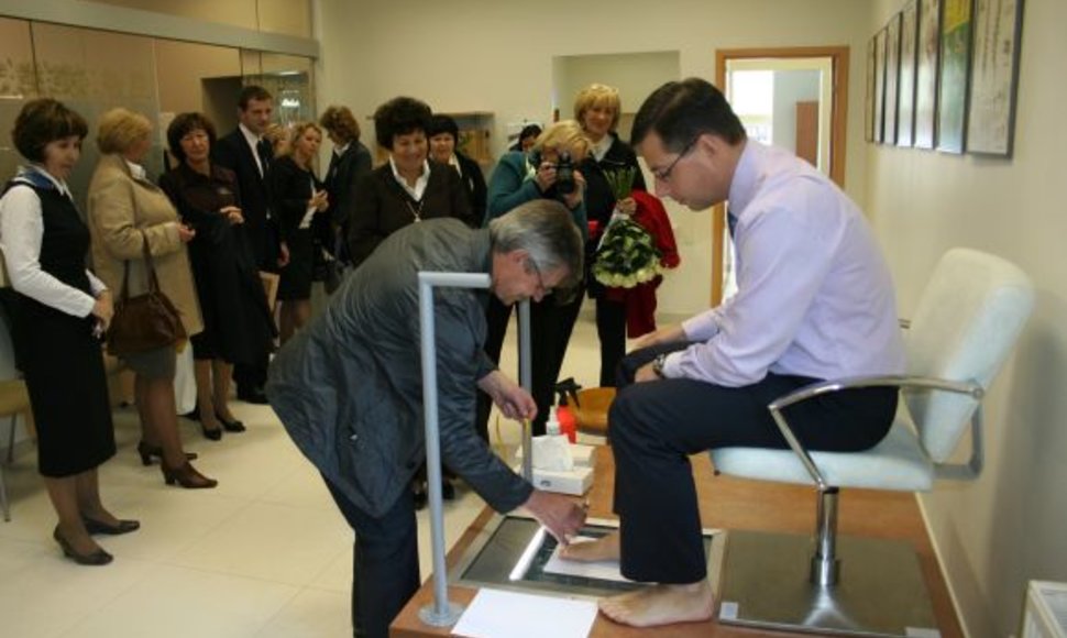 Rekonstruotos ortopedų mokymo centro atidaryme dalyvavęs Švietimo ir mokslo ministras Gintaras Steponavičius išbandė kai kuriuos prietaisus, naudojamus būsimų pėdos specialistų.