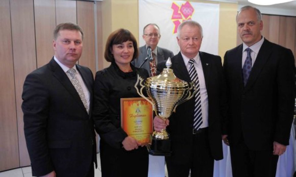 Kauno miesto atstovams įteikta Lietuvos jaunučių žaidynių nugalėtojų taurė