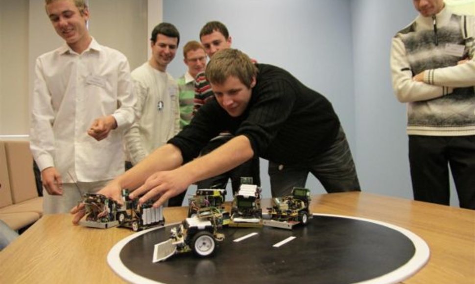 Kauno kolegijoje vykusių robotų varžybų akimirka