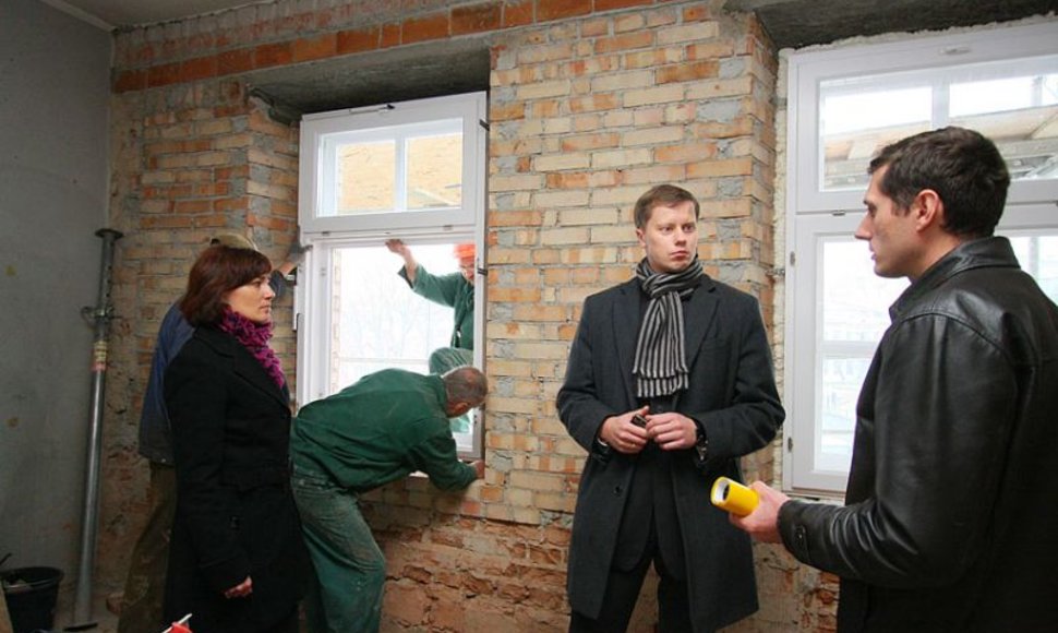 Remontuojamą dailės mokyklą apžiūrėjo Kauno valdžios atstovai.
