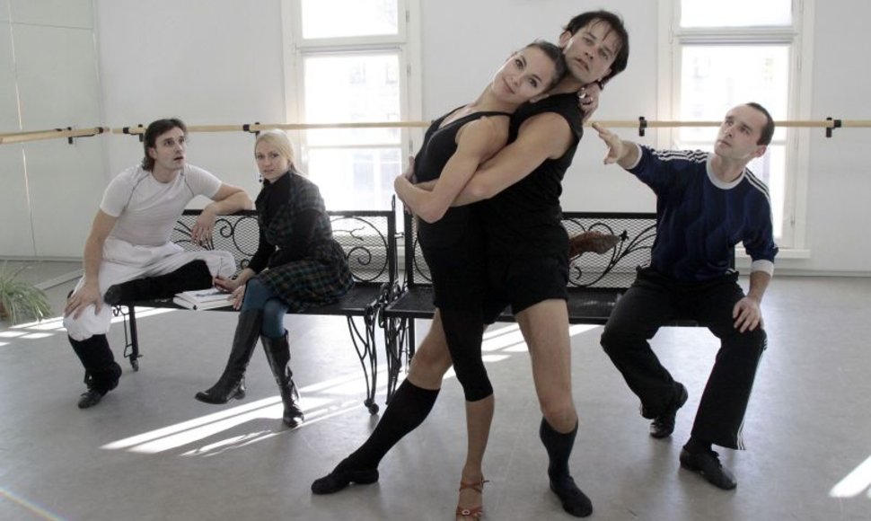 Spektaklyje „Dulkių spindesys“ šoka ne tik Kauno muzikinio teatro baleto trupė, artistai, bet ir kviestiniai svečiai. Pavyzdžiui, baleto primarijus N.Juška.