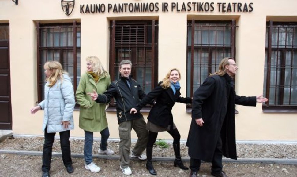 Kauno pantomimos ir plastikos teatras įsikūrė M.Daukšos g. 34 pastate (įėjimas iš kiemo)