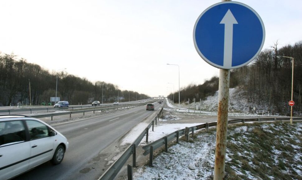 Susisiekimo ministerija artimiausiu metu neketina panaikinti eismo apribojimų nuvažiavime nuo magistralės A1.