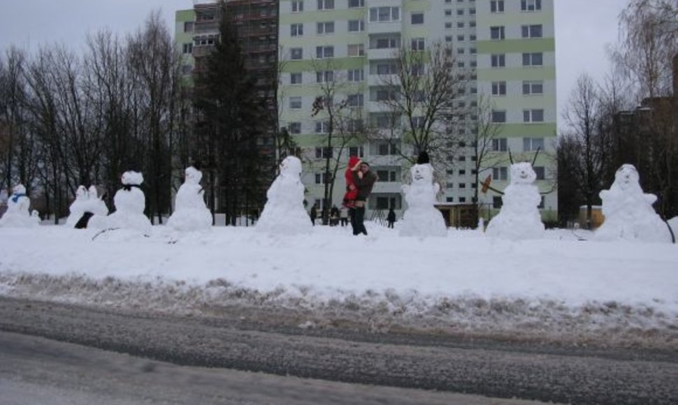 Sniego senių alėja viename iš Kauno gyvenamųjų rajonų