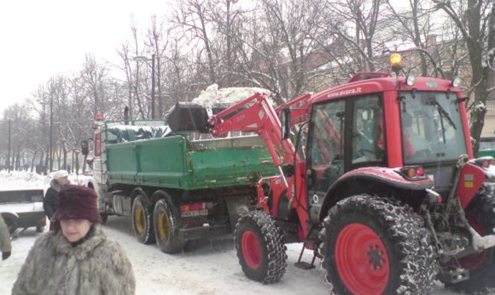 Iš Laisvės alėjos išvežamas sniegas.