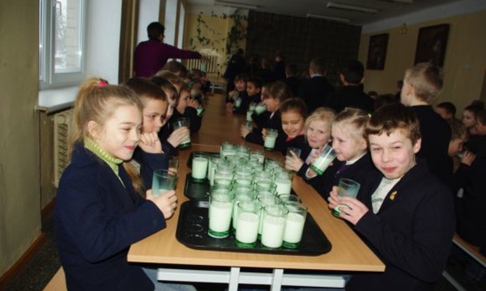Kauno rajono moksleiviai geria pieną