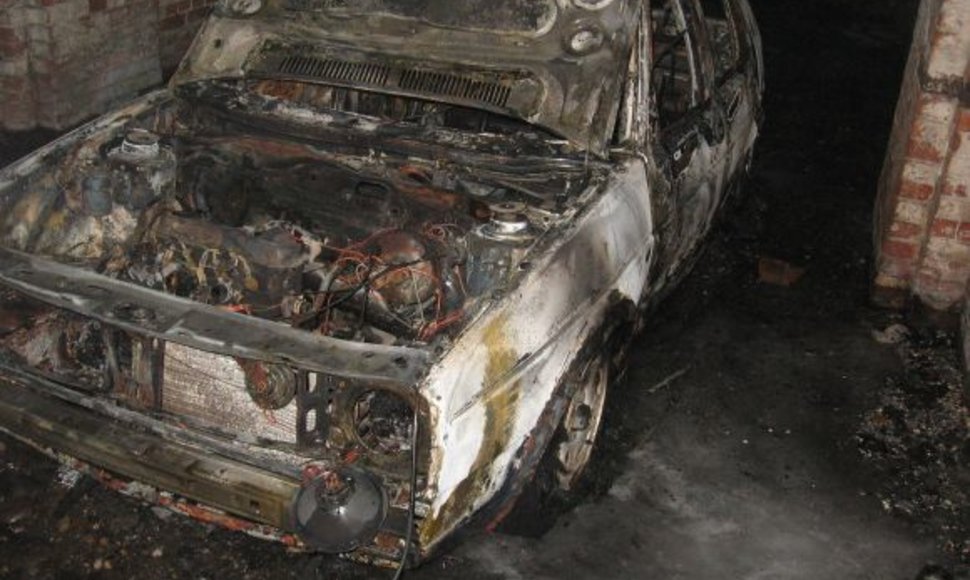 Mašiną jaunuoliai sudegino, bandydami paslėpti pėdsakus.