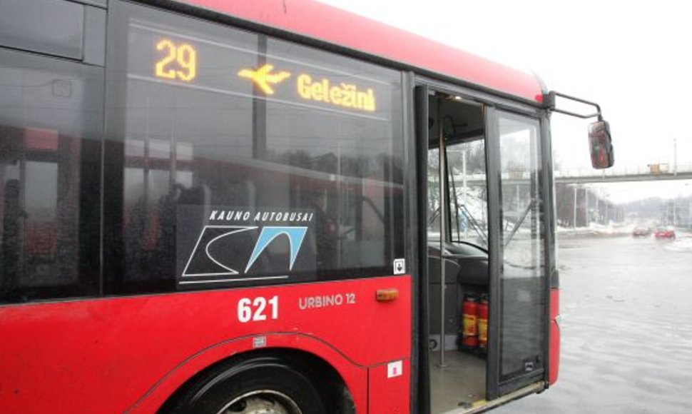 29-ojo maršruto autobusas, važiuojantis į Kauno oro uostą