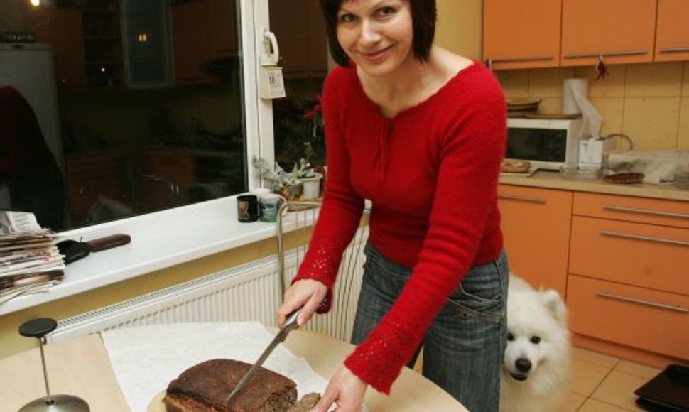 Savo kepta duona žurnalistė L.Pilipavičienė vaišina draugus, kolegas ir svečius.