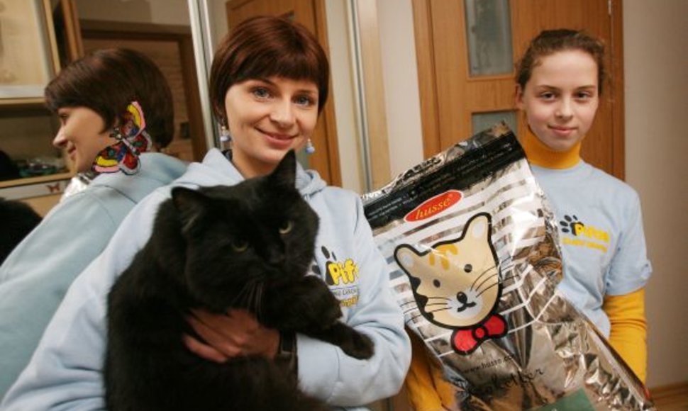 „Pifo“ savanorė Kaune Ramunė Grigaliūnienė (kairėje) prašė kauniečių aukoti tuos produktus, kurie tinkami ėsti šunims ir katėms. 