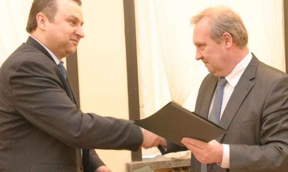Vytautas Meistas (k.) ir Raimundas Šiaučiūnas pasirašo sutartį.