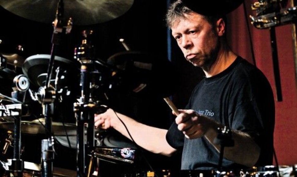 Projekto atidarymo koncerte pasirodys žinomų Lietuvos džiazo muzikantų trio – Arnas Mikalkėnas, Juozas Kuraitis ir Arvydas Joffė.