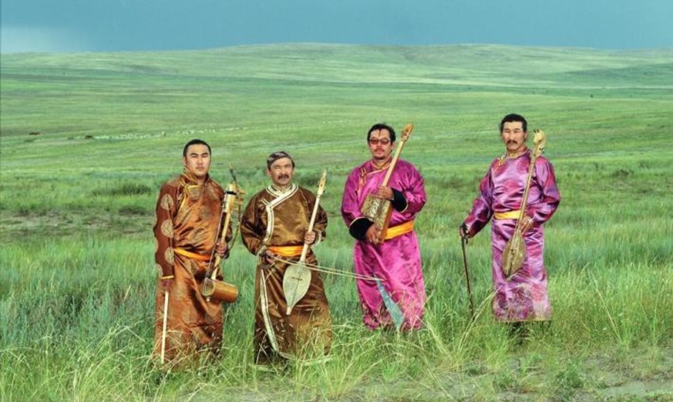 „Huun-Huur-Tu“ iš Tuvos programoje – tradicinės pietų Sibiro dainos, kurių svarbiausias išskirtinumas – dainavimas gerkliniu būdu.