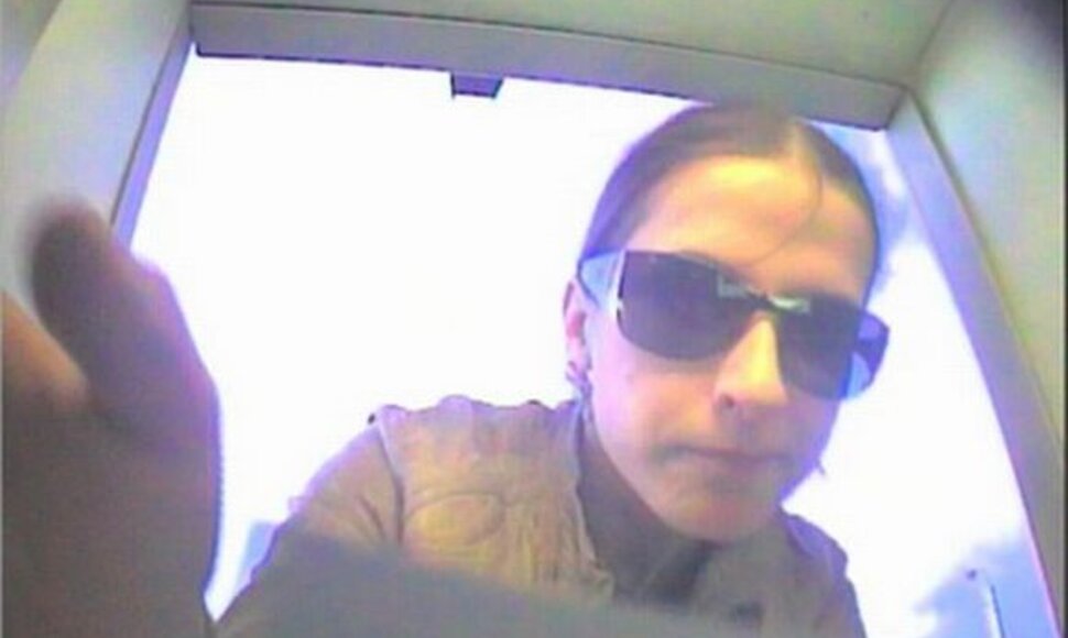 Policija pra&scaron;o pagalbos atpažįstant &scaron;ią merginą, kuri pasinaudojo svetima banko kortele.