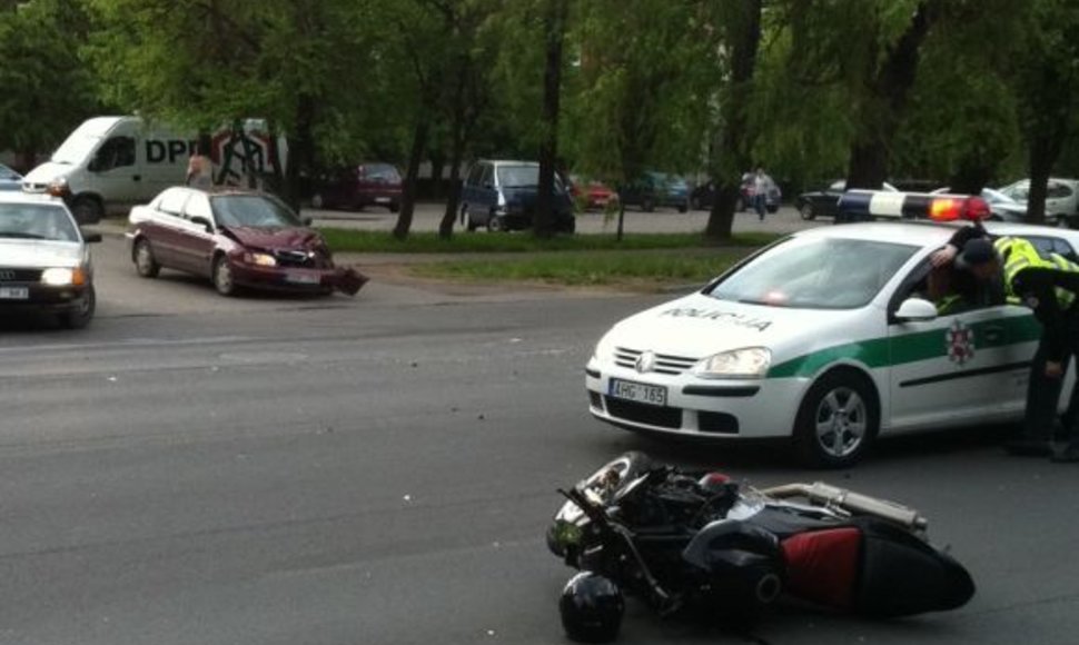 Avarijoje Kaune sužeistas motociklininkas