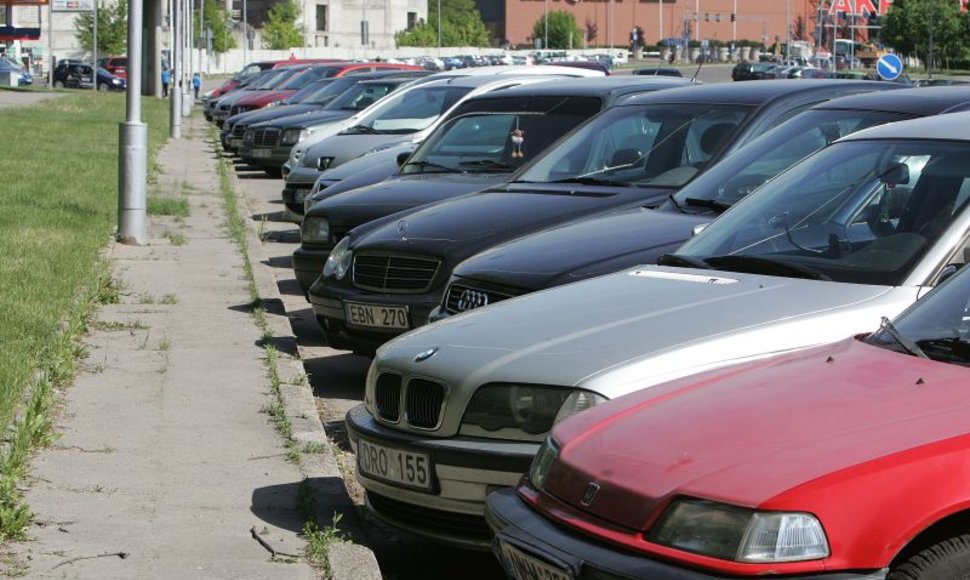 Karaliaus Mindaugo prospekto šiaurinėje pusėje bus draudžiama statyti automobilius antradienio ir penktadienio naktimis.