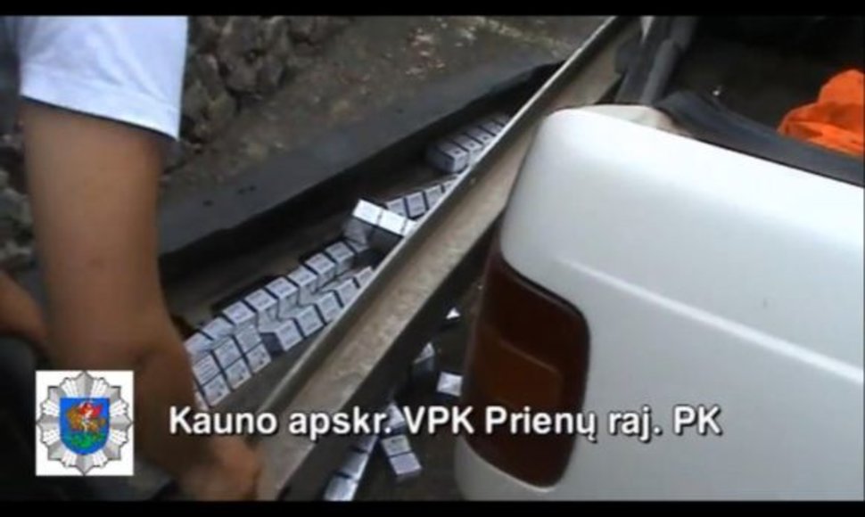 Kontrabandinės cigaretės, kurias pareigūnai rado paslėptas Prienų gyventojo automobilyje.