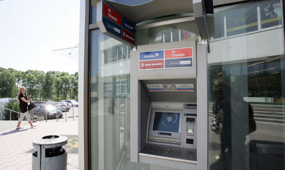 Vandalų nuniokotas bankomatas P.Luk&scaron;io gatvėje