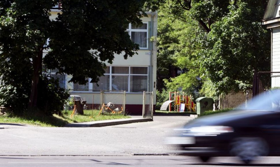 Pakeisti seną tvorą nauja darželio „Bitutė“ administracija apsisprendė tik po laimingai pasibaigusio įvykio.