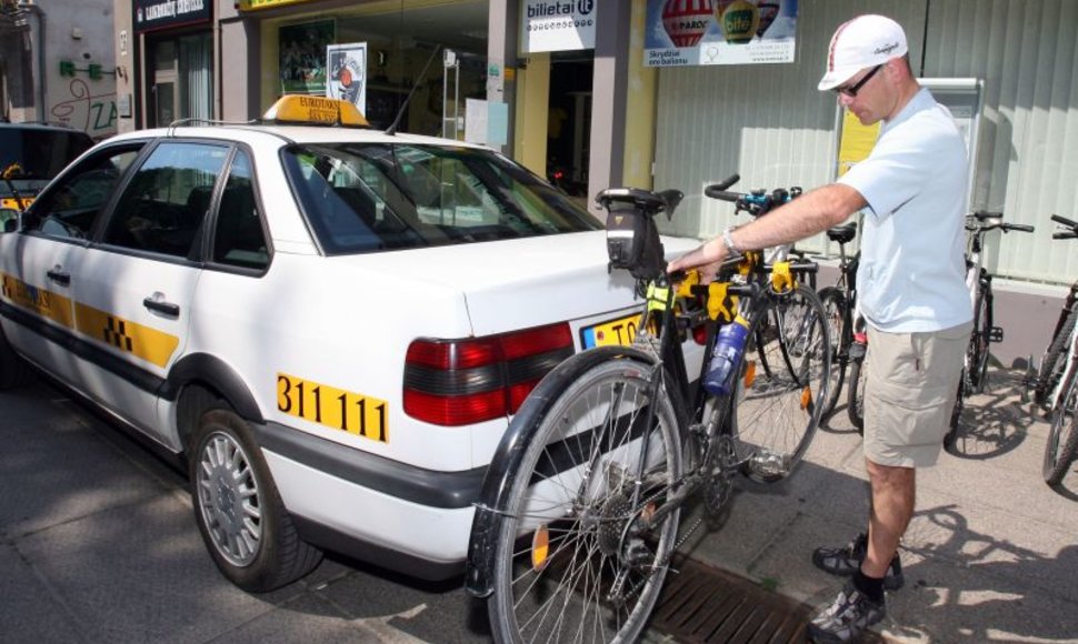 Kol kas dviračius Kaune veža keturi taksi automobiliai.