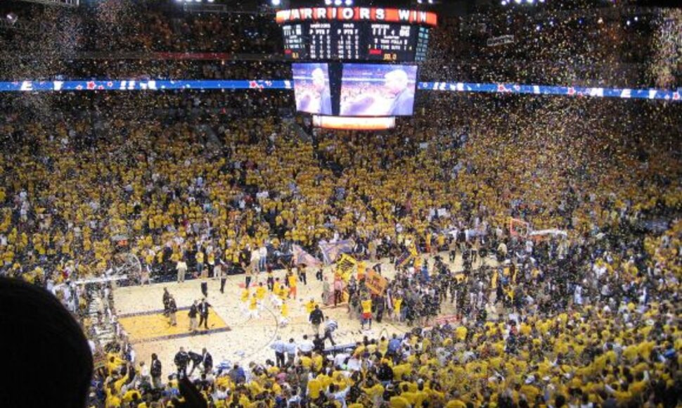Nuotraukoje matoma Los Andželo „Lakers“ krepšinio komandos namų arenos „Staples Center“ LED juosta.