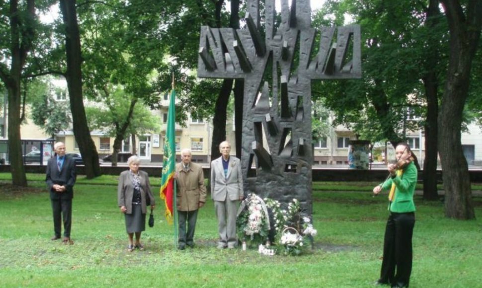 1991 m. Birželio sukilimo aukų kapų vietoje buvo pastatytas simbolinis paminklas „Kryžius-medis“. Dabar greta jo pastatyta dar 40 mažesnių kryželių.