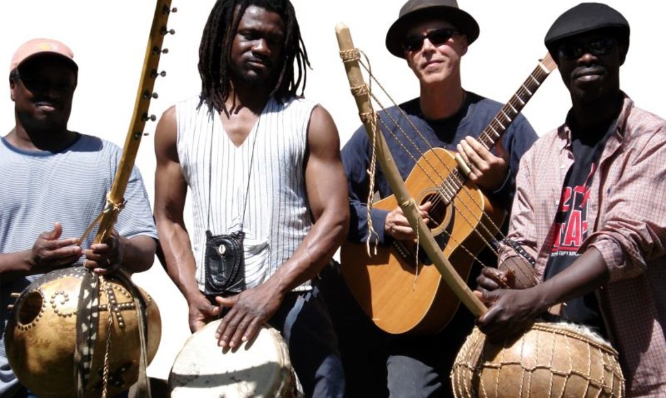 M.Jamesas (antras iš dešinės) Lietuvoje koncertuos kartu su Vakarų Afrikos muzikos atstovais.
