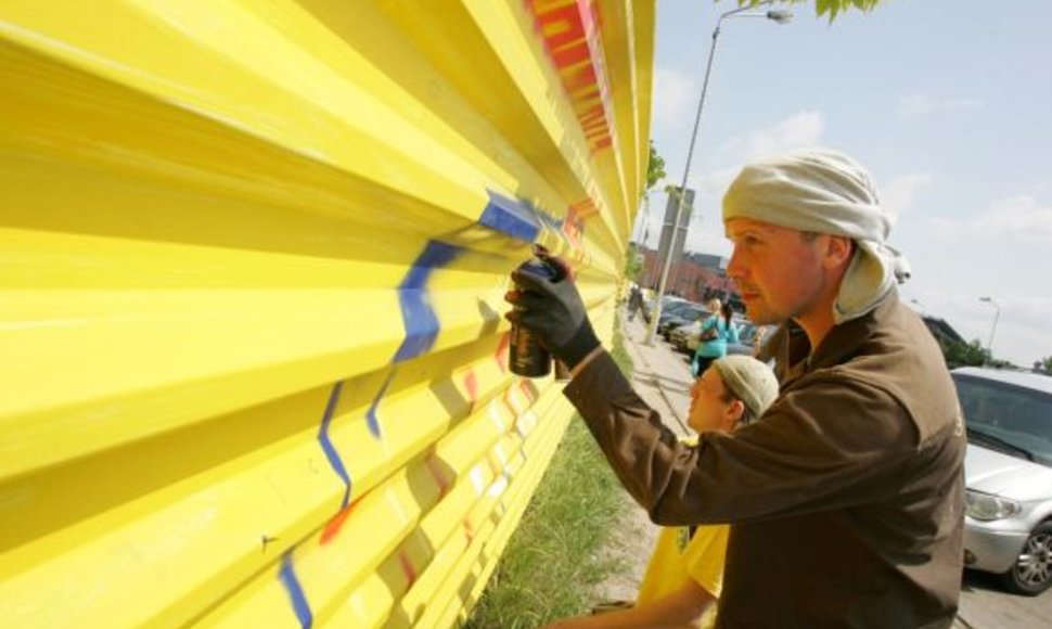 Apleistą tvorą prie „Respublikos“ viešbučio pagyvins grafitininkų piešiniai.