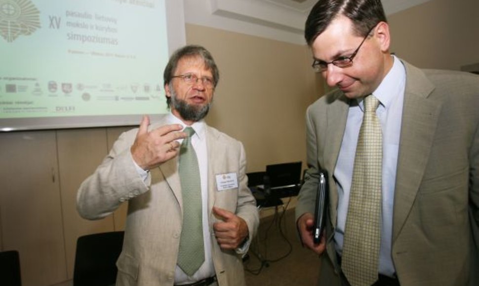 Vieni iš simpoziumo dalyvių yra lietuvių kilmės profesorius iš Kolumbijos Antanas Mockus ir Švietimo bei mokslo ministras Gintaras Steponavičius