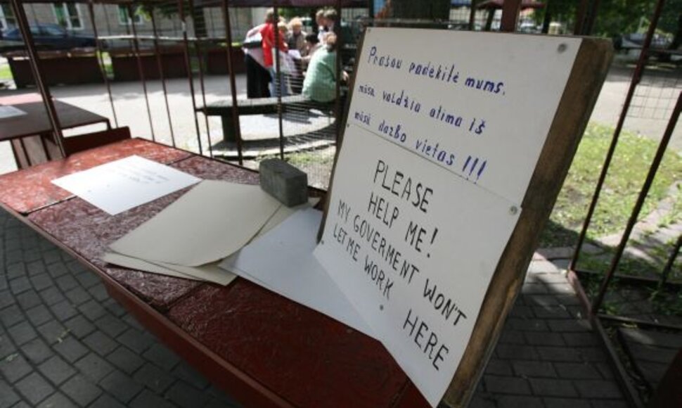 Pilies gatvės prekybinikai vakar surengė protestą prieš naujas stogines.