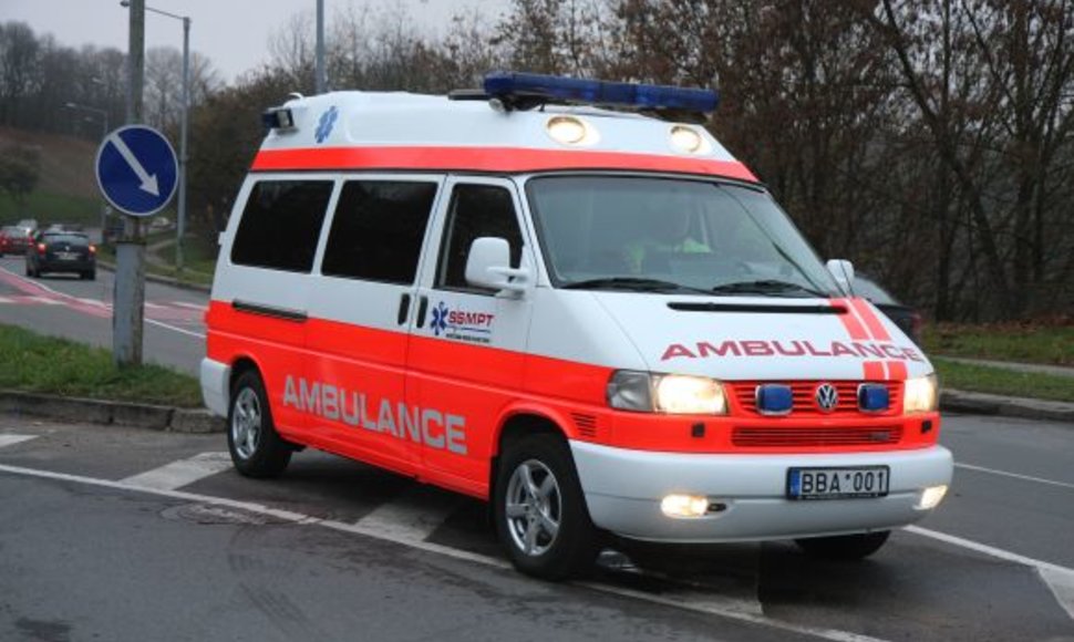 Susižeidusį užsienietį į oro uostą gabeno privačios greitosios automobilis, mat Vilniaus greitoji medicinos pagalbos stotis neturėjo reikiamų leidimų privažiuoti prie pat lėktuvo.