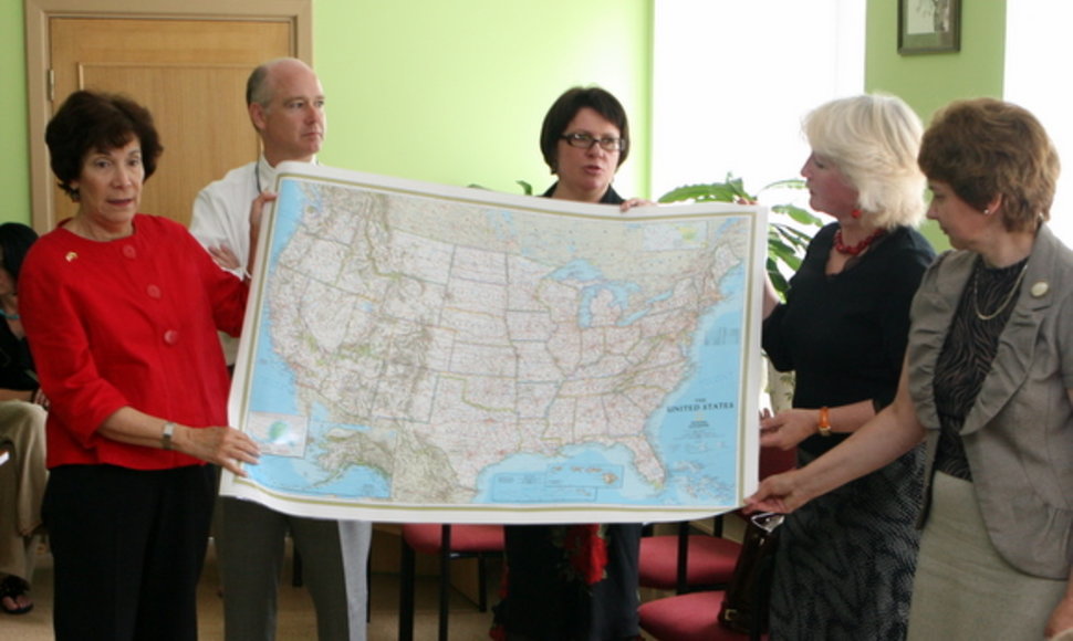 JAV Kongreso narių žmonos Vilniaus miesto savivaldybės Motinos ir vaiko pensionui padovanojo kanceliariių priemonių, žemėlapių.