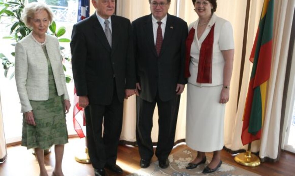 JAV ambasadorius J.A.Cloudas ir Lietuvos prezidentas Valdas Adamkus su žmonomis