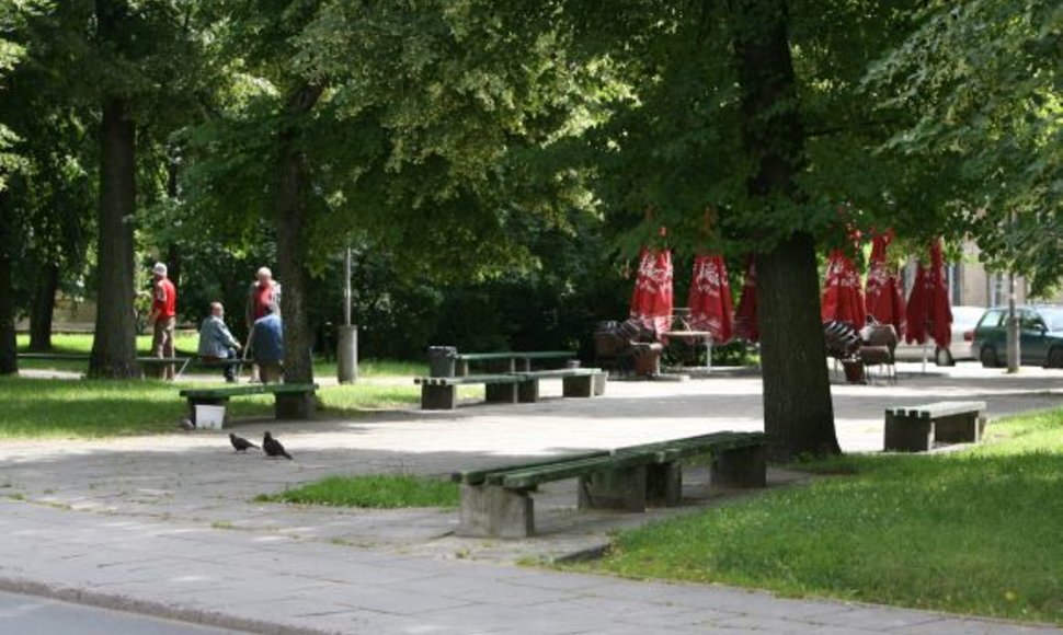 Apleistame skvere Užupyje jau ne vienerius metus karaliauja asocialūs asmenys. Tačiau šią vasarą iniciatyvos gaivinti skverą ėmėsi „Užupio krautuvė“ popietėmis kviečianti į lauko kavinę.