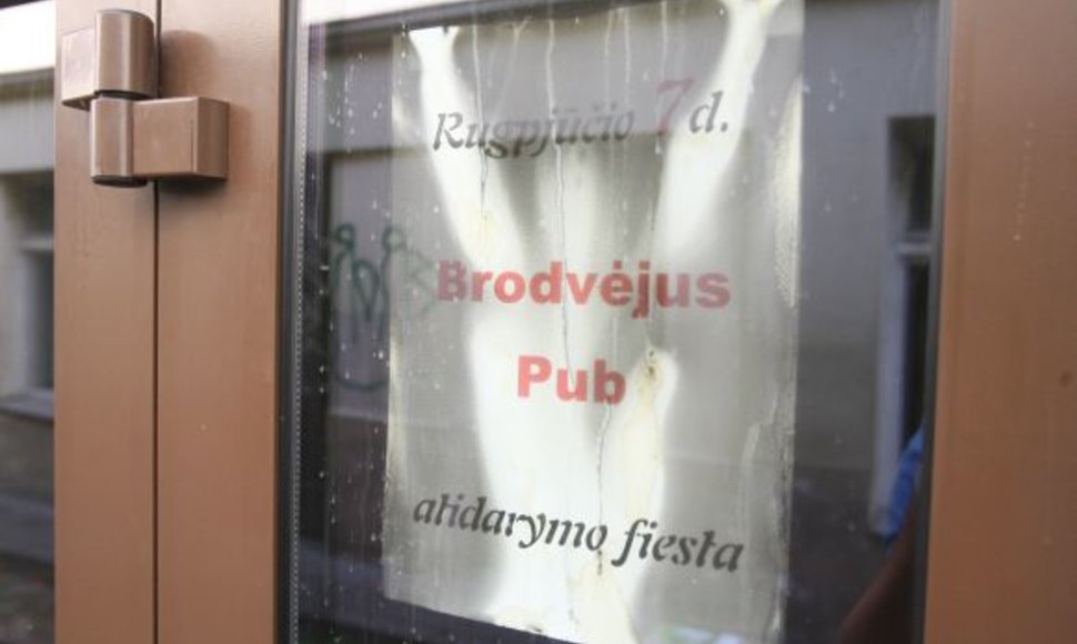 Penktadienį turėjęs atidaryti klubas „Brodvėjus Pub“ vakar vėl buvo nuniokotas ugnies. 