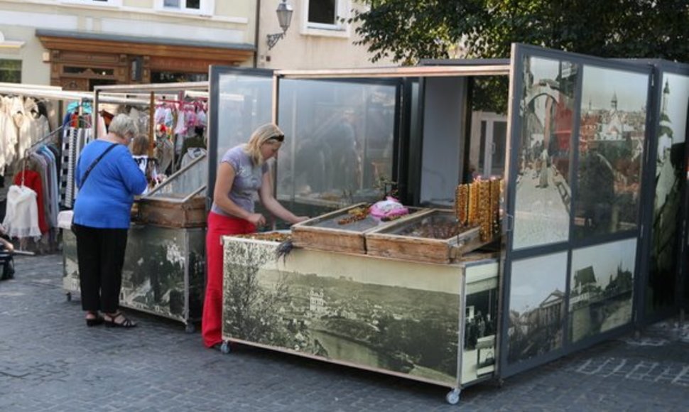 Pilies gatvės prekeiviai už savo lėšas įsirengė prekyvietes, dekoruotas senomis Vilniaus fotografijomis. 