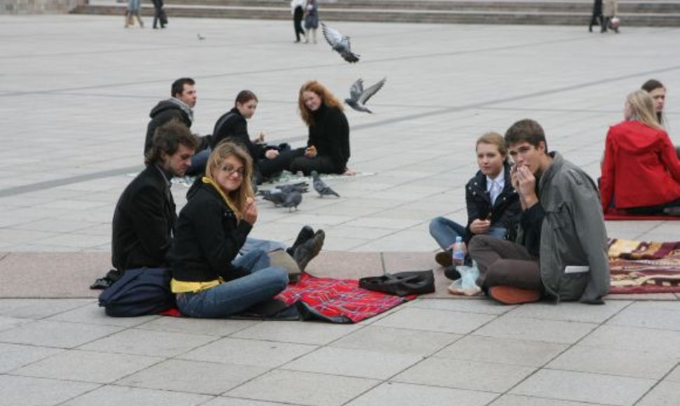 Apie 30 jaunuolių vakar surengė pikniką ant Katedros aikštės grindinio, taip siekdami atkreipti dėmesį į klimato kaitą.