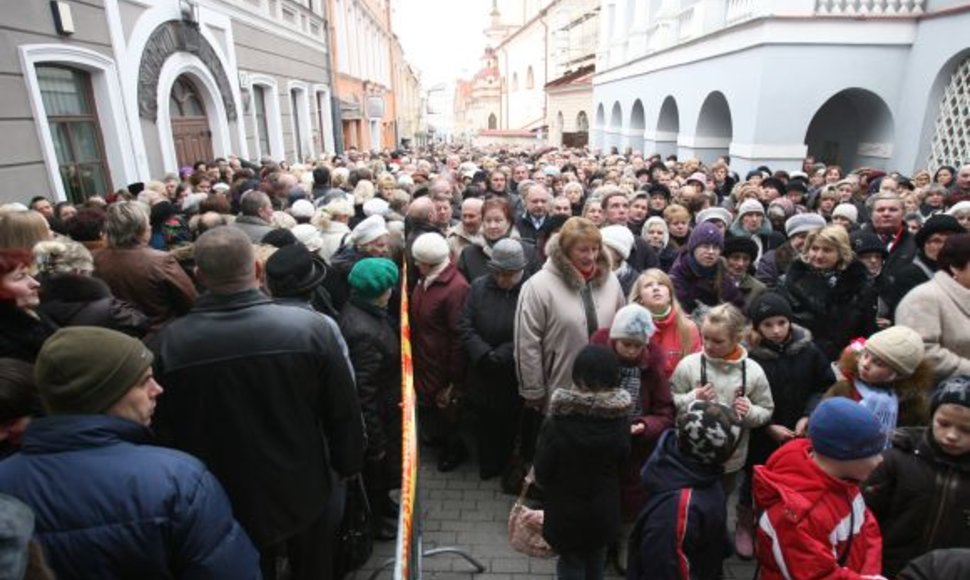 Sekmadienio rytą prie Aušros Vartų meldėsi tūkstančiai tikinčiųjų.