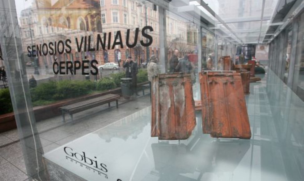Visą lapkritį Gedimino prospekto praeivius stabtelti vilios paroda „Senosios Vilniaus čerpės“.