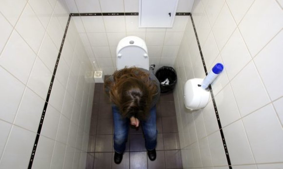 Vilniaus „Akropolio“ tualetais susiruošusios pasinaudoti moterys turėtų apsižvalgyti, ar jų iš pasalų nestebi iškrypėlis.