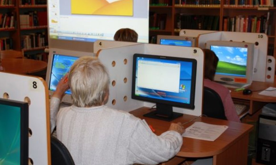 Vyresnio amžiaus žmones naudotis internetu pratina projektas „Bibliotekos pažangai“.