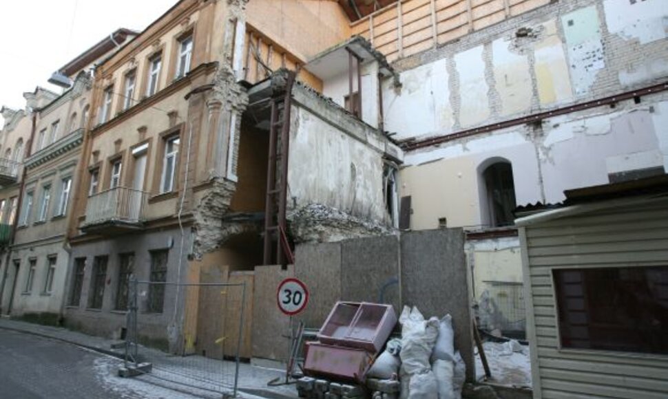 Šiaulių gatvės 8-asis namas stovi apgriuvęs nuo 2007 m. sausio 25 d. Atstatyti jo neplanuojama iki tol, kol nesibaigs teismų procesai, turintys nustatyti tikslius griūties kaltininkus.