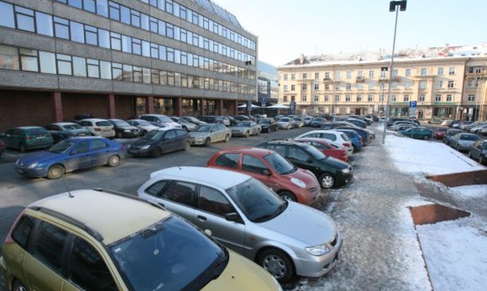 Vargu ar Vilniuje šiemet bus pradėta statyti bent viena savivaldybės planuojama daugiaaukštė aikštelė, todėl vairuotojams, ieškantiems, kur palikti automobilį miesto centre, teks pasukti galvą.