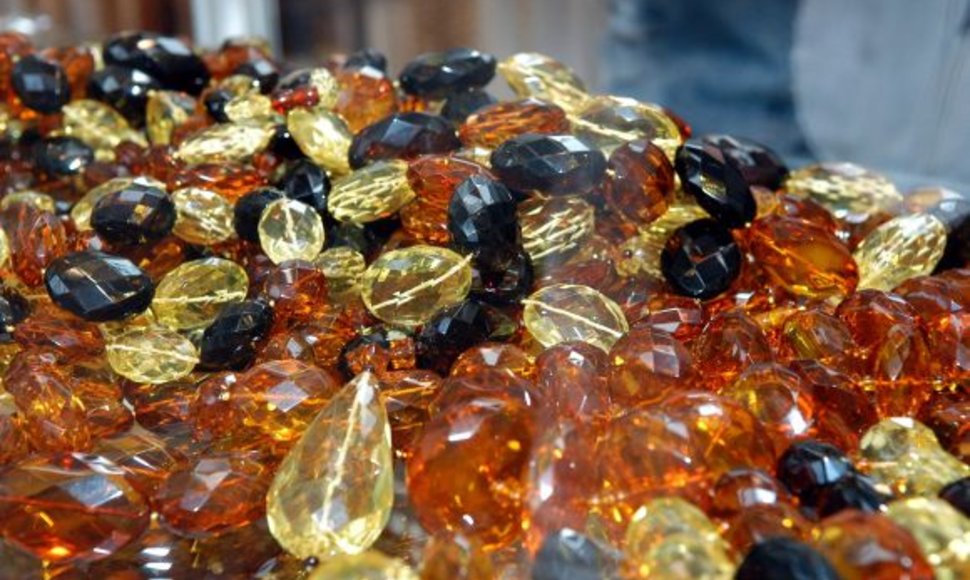 Nors pirmų vietų neužleidžia aukso ir sidabro papuošalai, Lietuvos auksas – gintaras taip pat populiarėja.
