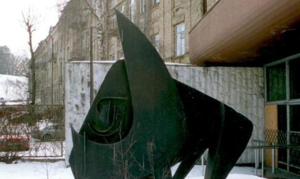 S.Šarapovo skulptūra „Tauras“ ilgus metus stovėjo prie sovietmečiu garsaus restorano „Tauro ragas“. Šiuo metu rekonstruojama skulptūra, su naujųjų restorano šeimininkų sutikimu keliaus į netoli Vilniaus esantį skulptūrų parką, priklausantį sostinės vicemerui V.Martikoniui.